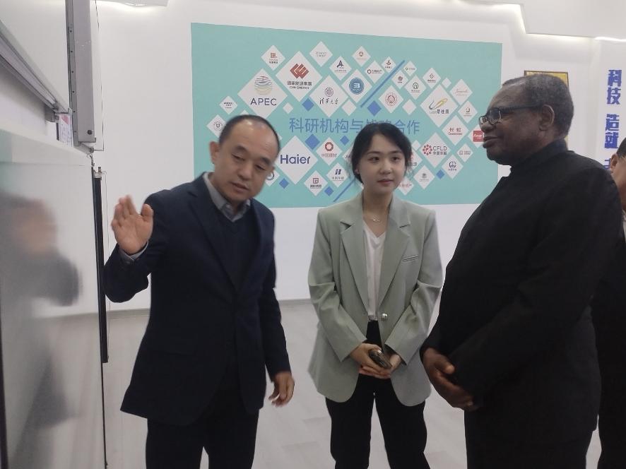 짐바브웨 대사 마틴 체돈도와 그의 대표단이 SOLETKS 그룹을 방문했습니다.