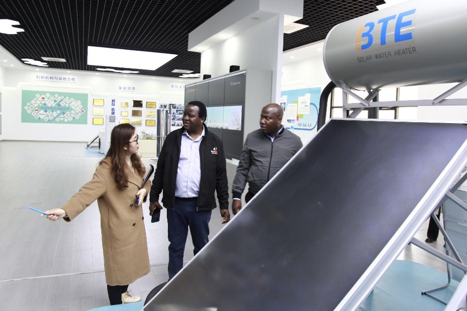 짐바브웨 대사 마틴 체돈도와 그의 대표단이 SOLETKS 그룹을 방문했습니다.